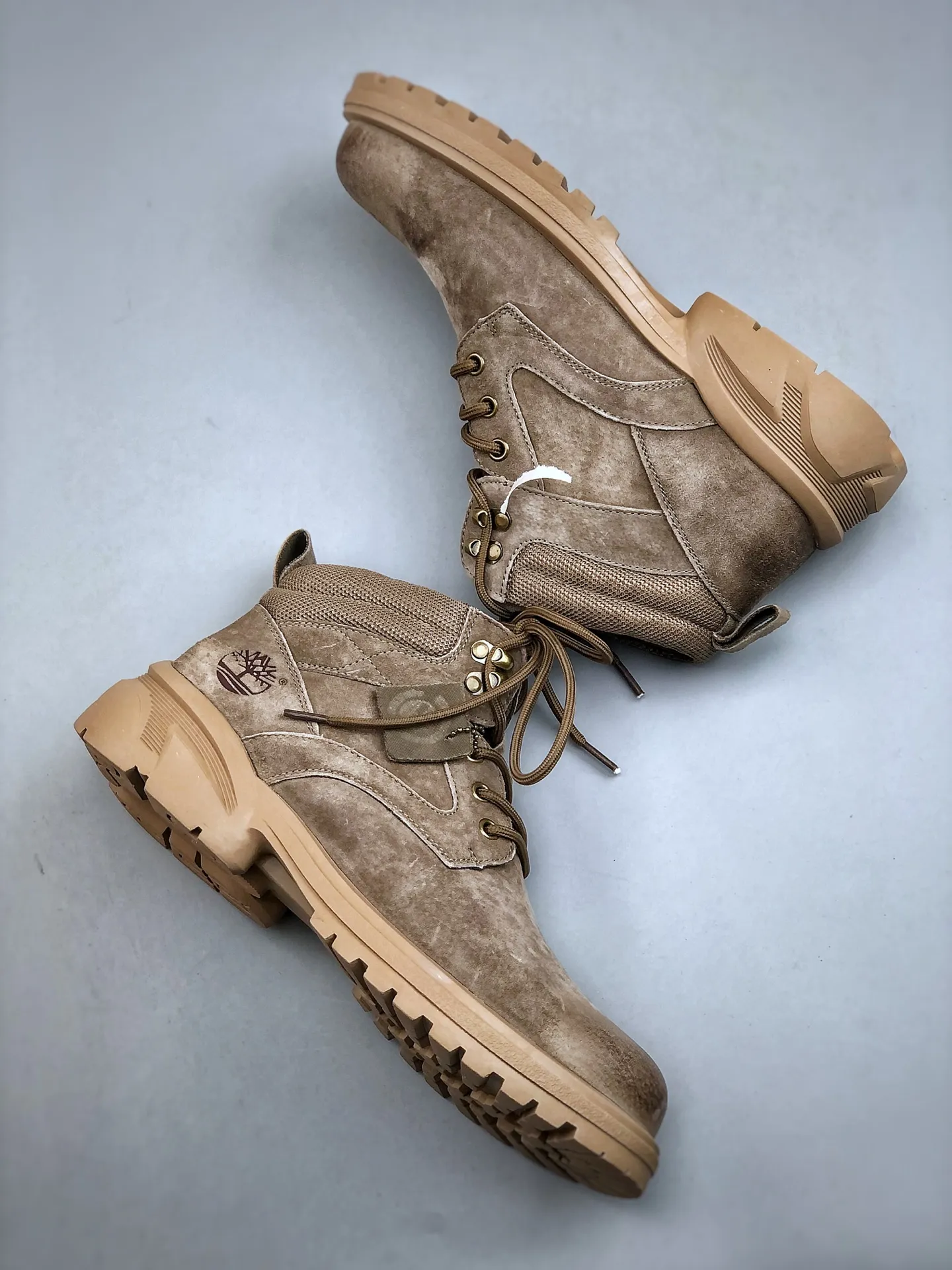 Local self-pickup 💰560 supports store release. New goods 🚀Timberland Timberland outdoor mid-top casual rhubarb boots series. Guangdong factory quality. Original box and original packaging. The fabric is made of Italian 🇮🇹 top-grade frosted fine-grained cowhide. It is paired with anti-odor and anti-corrosion genuine leather latex insoles to give you a perfect wearing experience. High-quality and durable. A must-have for sportsmen. Specially designed to handle handsomeness. High-quality and first-class foot feel. Size: 38-44 (leather shoe size)